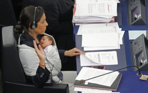 L'ex europarlamentare Licia Ronzulli con la figlia Vittoria sullo scranno del Parlamento Europeo.