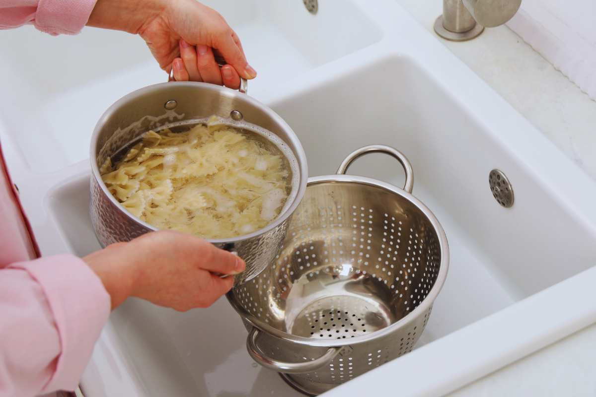 acqua della pasta: perchè non buttarla nel lavello