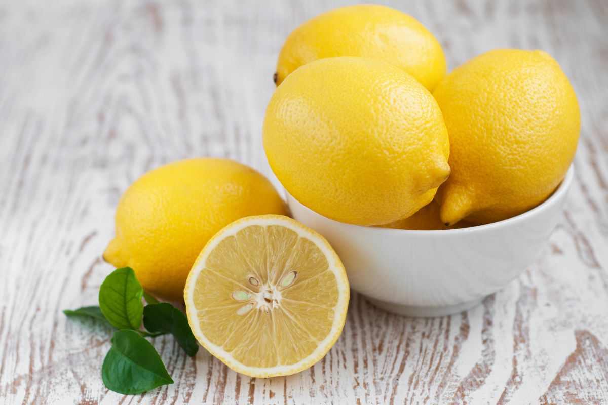 Come pulire molto i vestiti con il limone